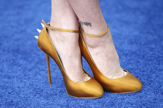 2011 VH1 Do Something Awards - Blue Carpet